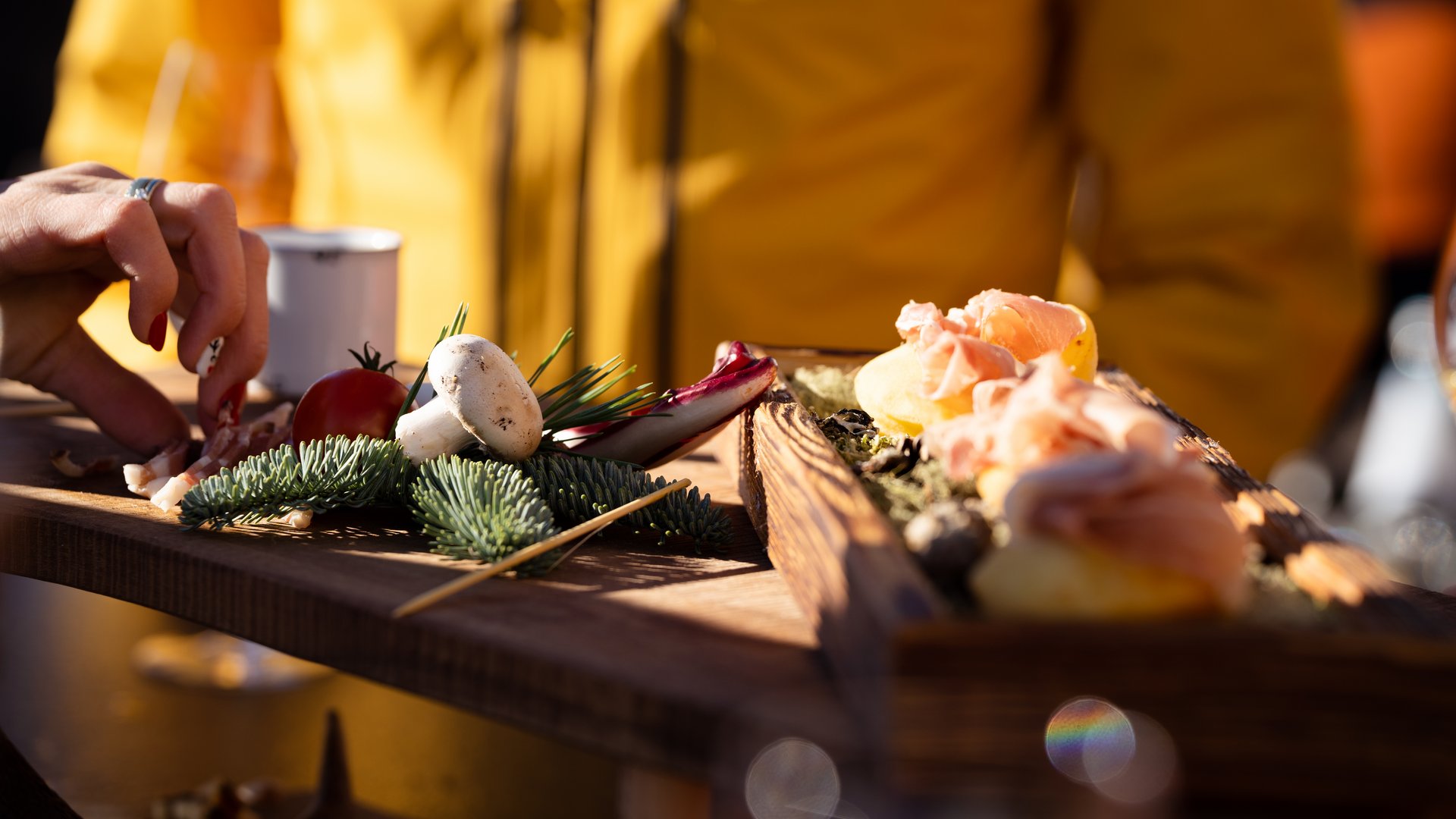 Il miglior hotel sulle piste al Plan de Corones Piccoli piatti e verdure serviti su un tagliere di legno