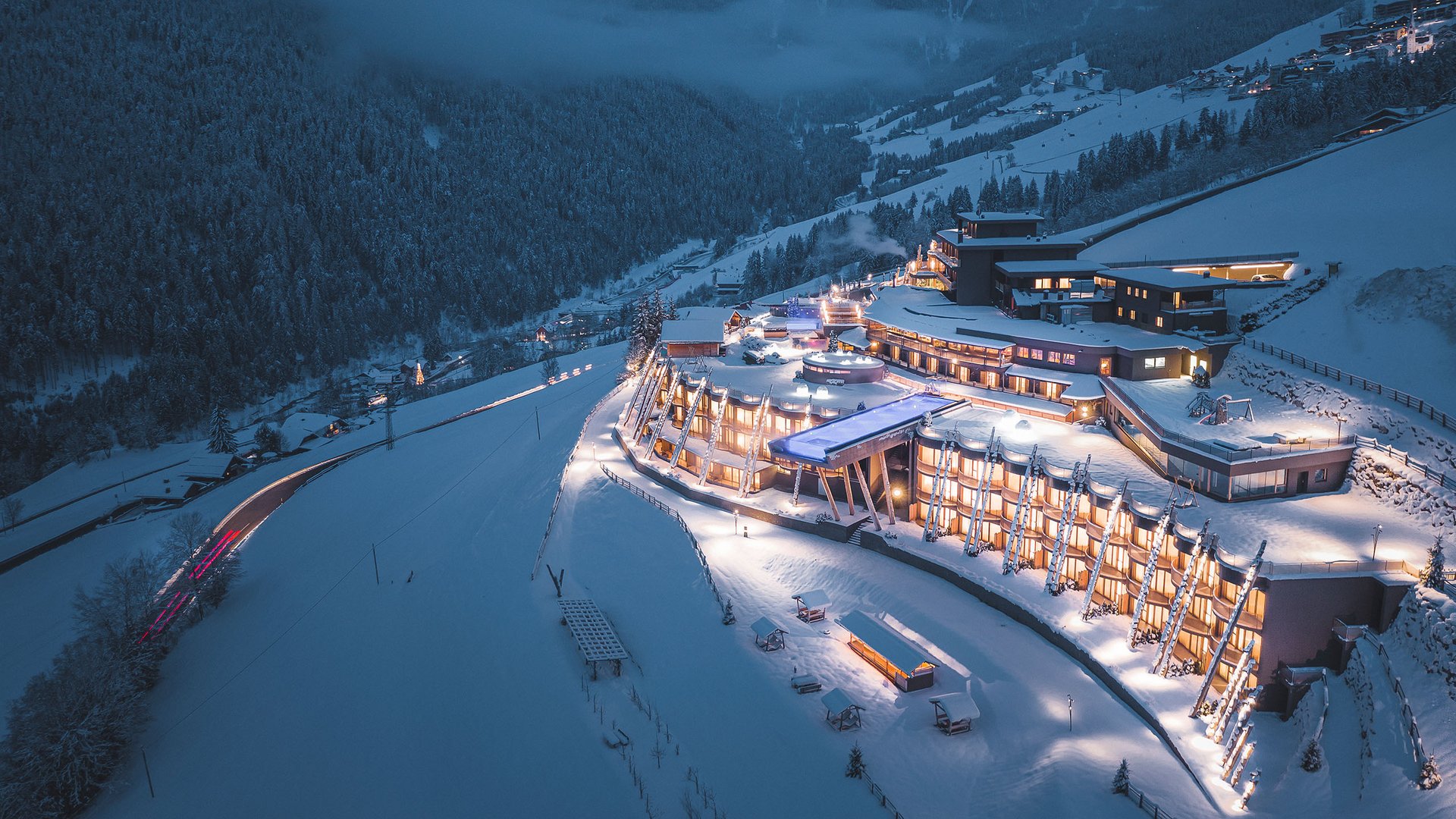 Ultime novità e storie da Valdaora Hotel moderno illuminato in montagna con neve di notte