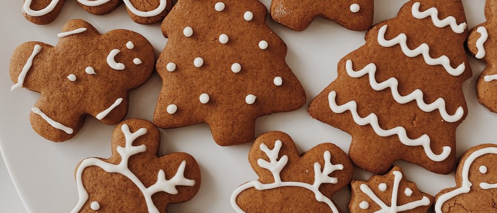 Ultime novità e storie da Valdaora Biscotti di pan di zenzero natalizi decorati con glassa bianca su un piatto bianco