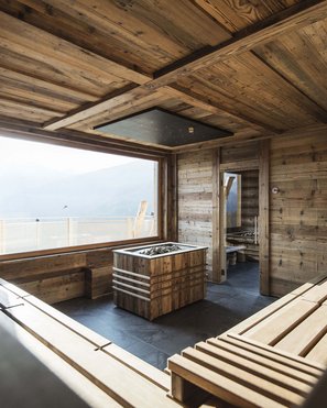 Shopping a Brunico e molto altro ancora Sauna moderna con ampia finestra e vista sulle montagne