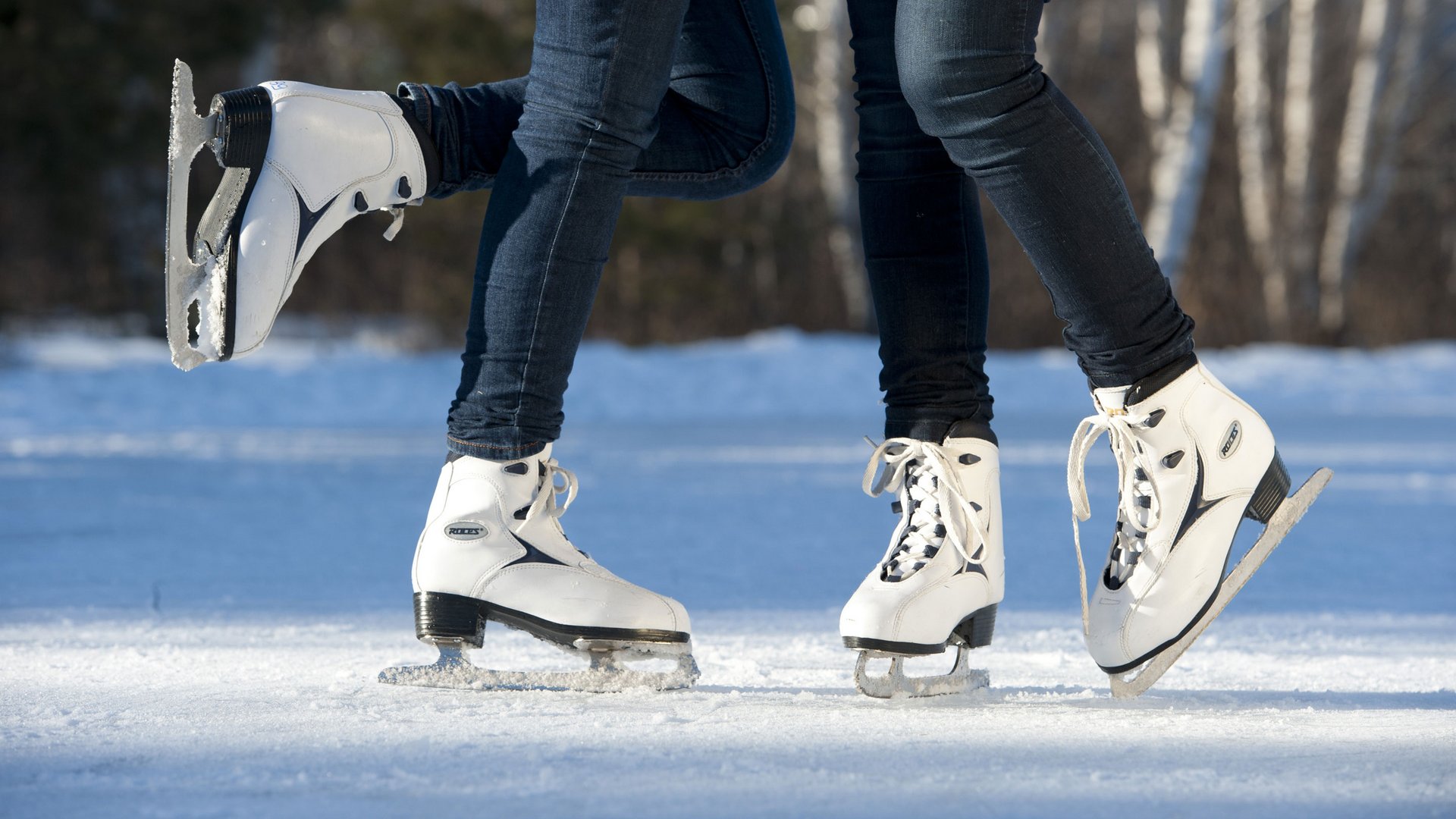 Escursioni invernali a Plan de Corones: incredibilmente sfaccettate Due persone che pattinano su ghiaccio con pattini bianchi