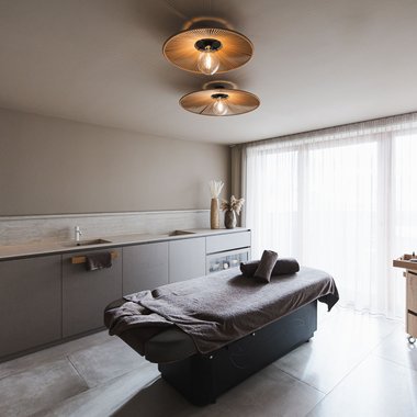 Il nostro hotel con infinity pool in Alto Adige: una meraviglia Stanza massaggi moderna con lettino e illuminazione soffusa