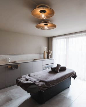 Hotel in Val Pusteria con spa per il vostro relax Stanza massaggi moderna con lettino e illuminazione soffusa