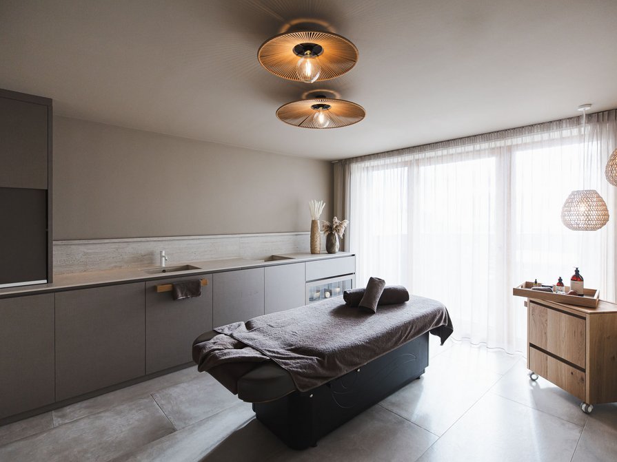 Il nostro hotel a Valdaora tra cielo e terra Stanza massaggi moderna con lettino e illuminazione soffusa