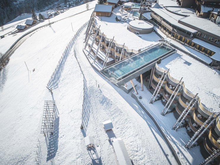 Shopping a Brunico e molto altro ancora Piscina esterna riscaldata in un resort di montagna innevato