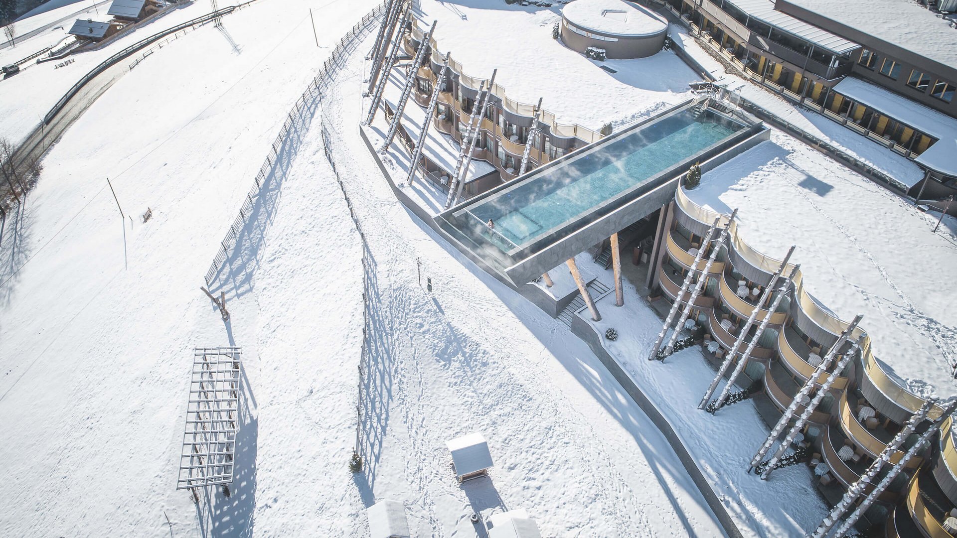 Piscina esterna riscaldata in un resort di montagna innevato