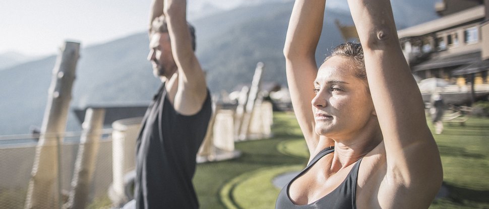 Ultime novità e storie da Valdaora Donna e uomo fanno yoga all'aperto con vista sulle montagne