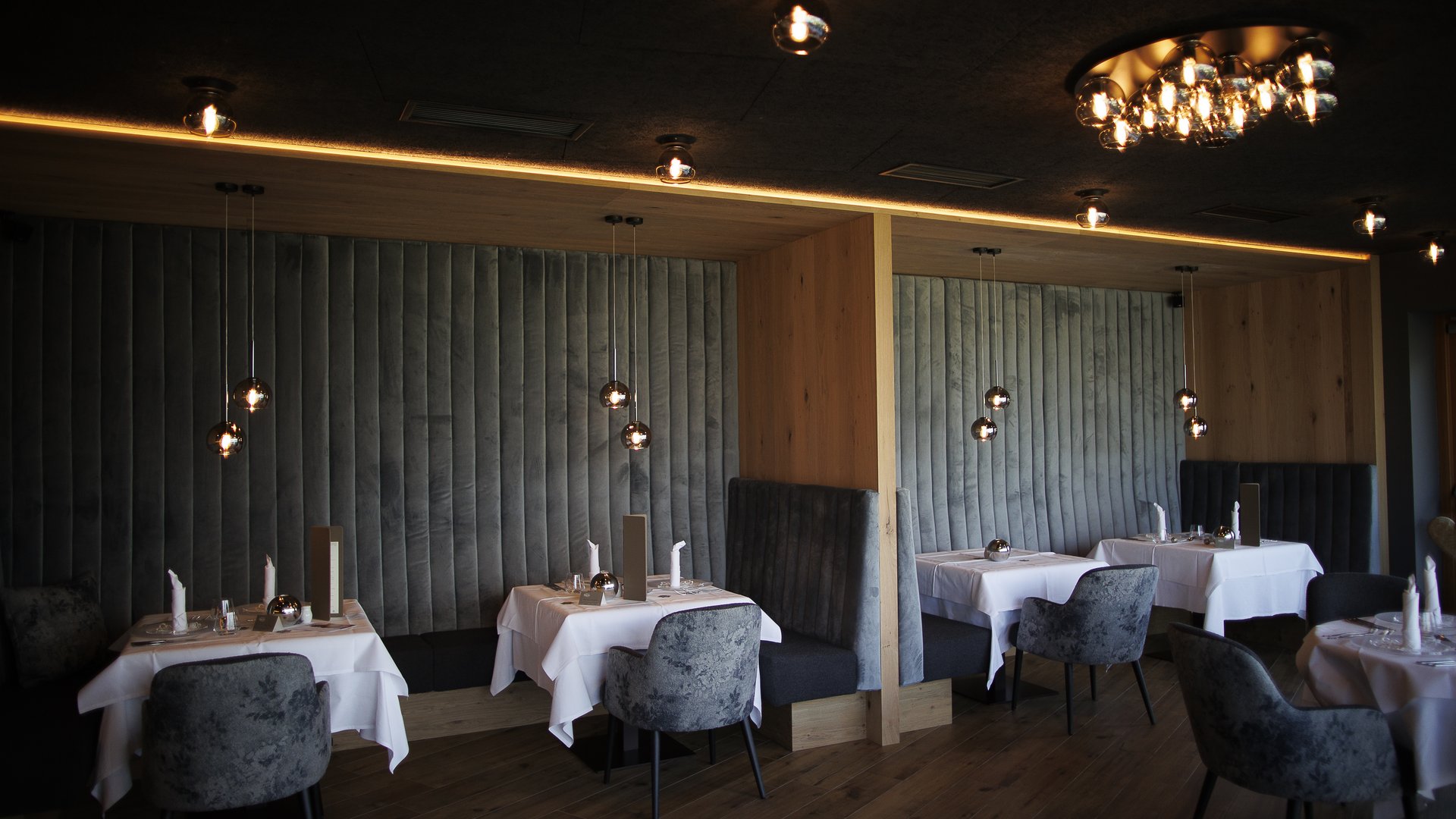 Il regno del gusto Lounge di ristorante moderna con illuminazione soffusa e tavoli eleganti