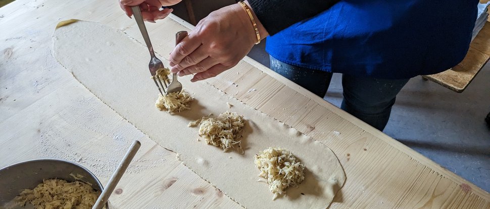 Ultime novità e storie da Valdaora Persona mette ripieno su pasta stesa in cucina