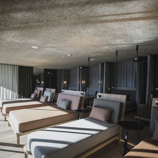 Hotel in Val Pusteria con spa per il vostro relax Lounge moderna con lettini e luce naturale da ampie finestre