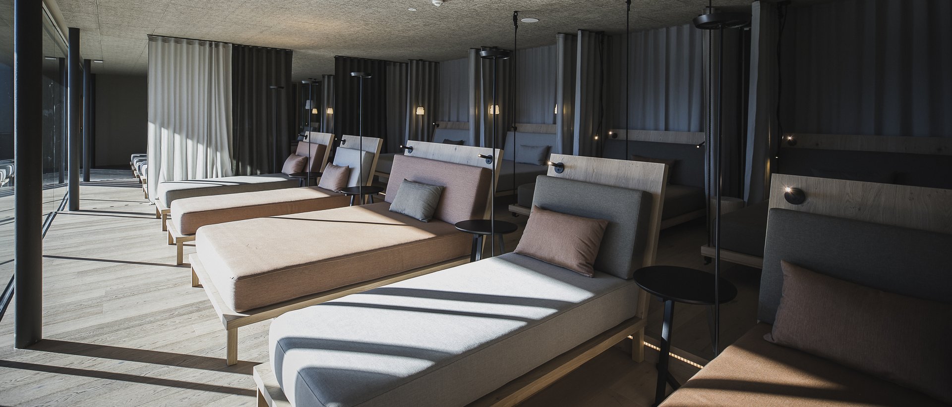 Hotel in Val Pusteria con spa per il vostro relax Lounge moderna con lettini e luce naturale da ampie finestre