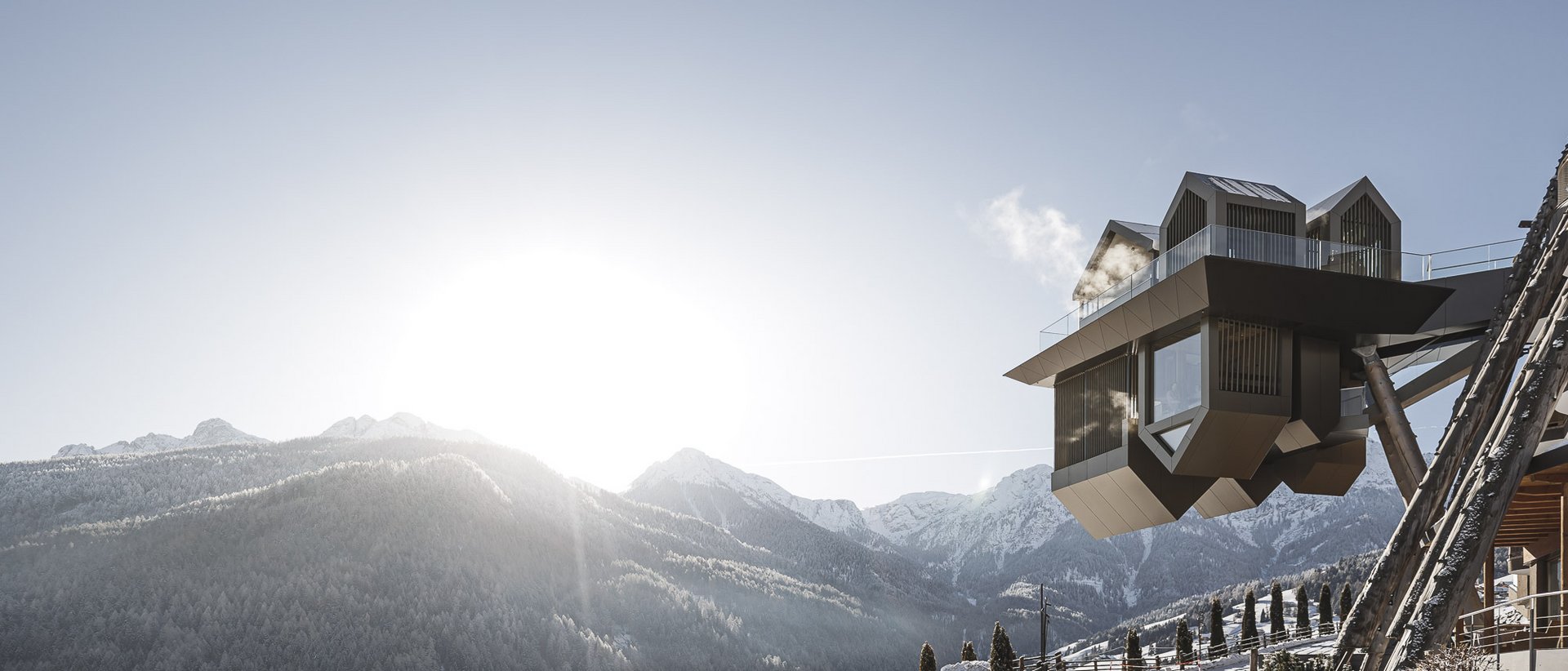 Hotel in Val Pusteria con spa per il vostro relax Balcone moderno con vista sulle montagne innevate e luce solare