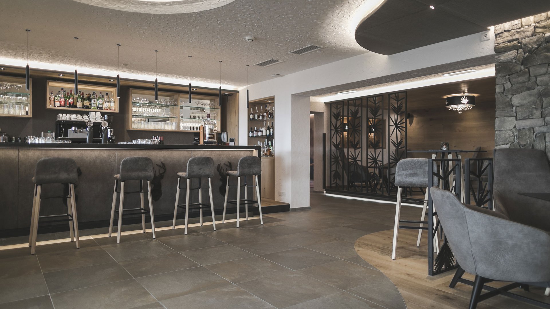 Il regno del gusto Area bar moderna con sgabelli alti e illuminazione elegante