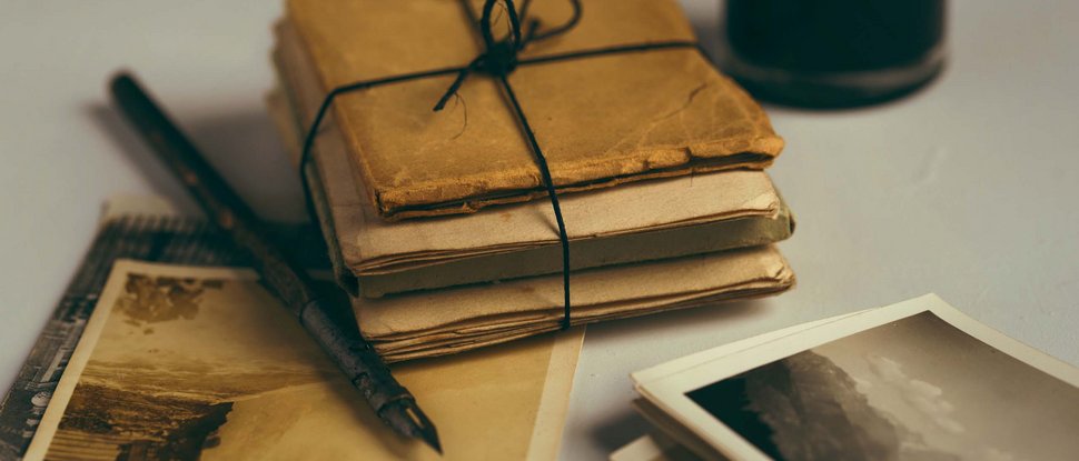 Aktuelle News und Geschichten aus Olang Alte Briefe, Fotografie und Tintenfass mit Feder auf Tisch