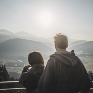 Unsere Parks, Ihre Rückzugsorte Paar blickt auf neblige Berglandschaft bei Sonnenaufgang