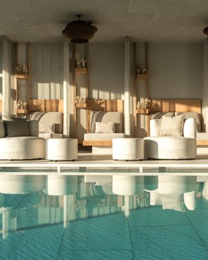 Das Wellnesshotel im Pustertal zum Entspannen Helle Lounge mit Pool und bequemen Sitzmöbeln im modernen Design