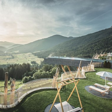 Unser Sky Pool in Südtirol, ein Prachtexemplar Luxusresort mit Infinity-Pool in den Bergen bei Sonnenuntergang