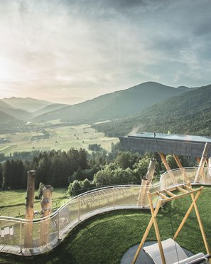 Das Wellnesshotel im Pustertal zum Entspannen Luxusresort mit Infinity-Pool in den Bergen bei Sonnenuntergang