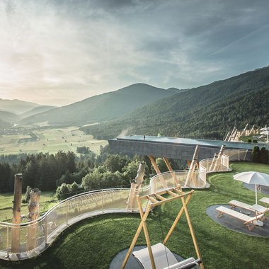 Unsere Sauna, den Kronplatz im Blickfeld Luxusresort mit Infinity-Pool in den Bergen bei Sonnenuntergang