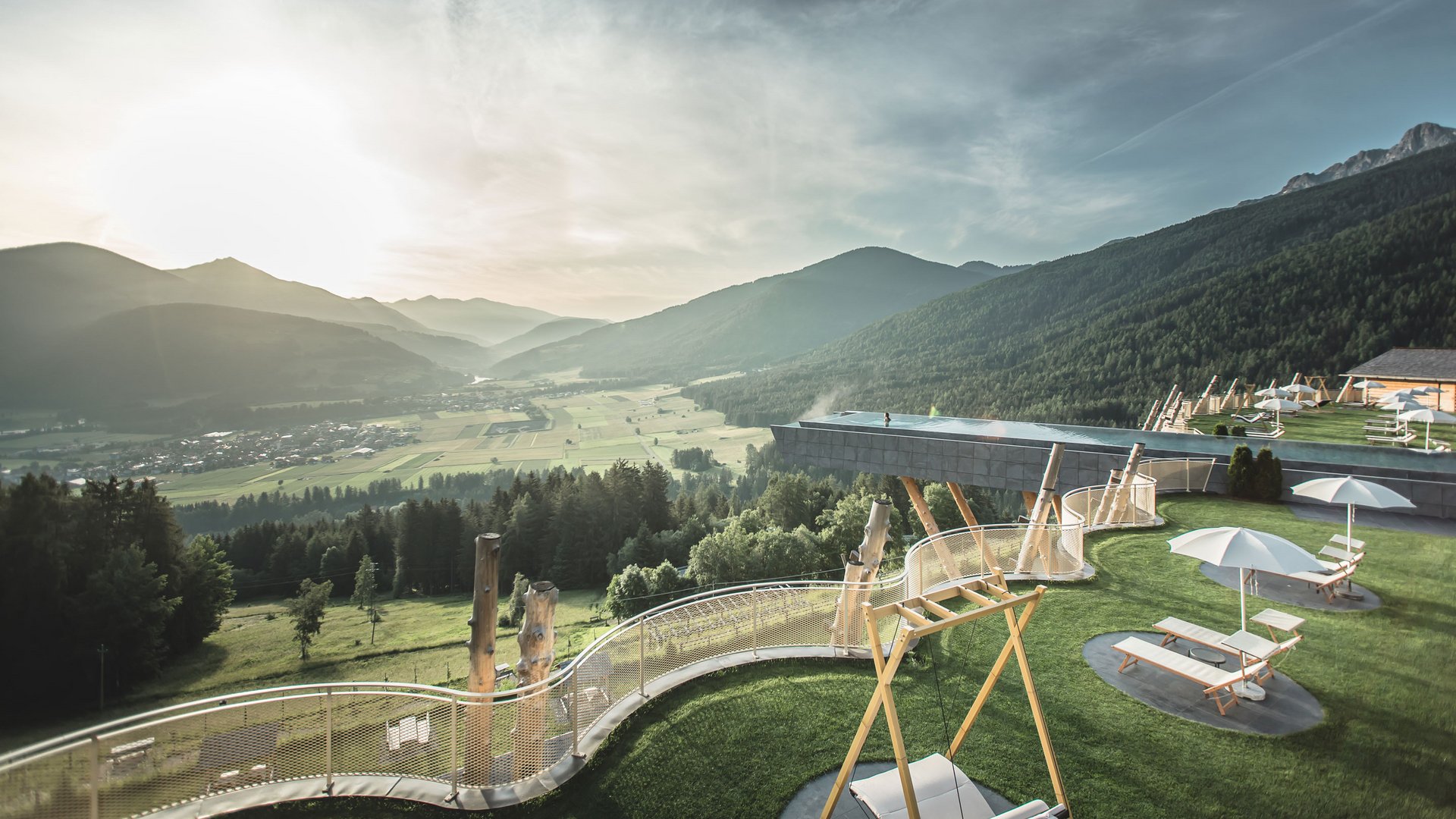 Unsere Parks, Ihre Rückzugsorte Luxusresort mit Infinity-Pool in den Bergen bei Sonnenuntergang