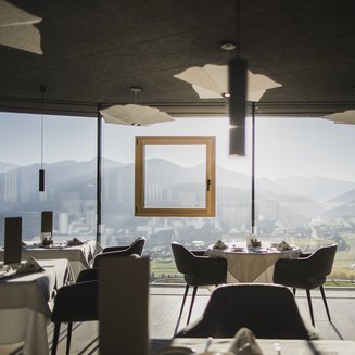 Bruneck: Shopping und mehr Restaurant mit Panoramablick auf Berge und Tal bei Tageslicht