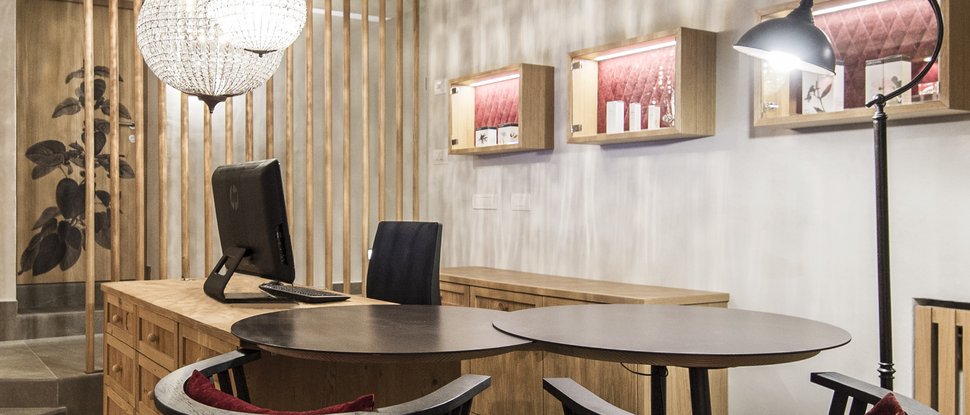 Aktuelle News und Geschichten aus Olang Modernes Büro mit Holzmöbeln und dekorativer Deckenbeleuchtung