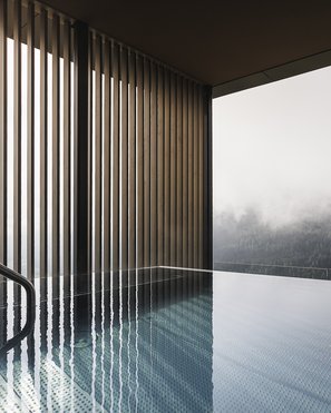 Heaven & Hell, i nostri nuovi highlight Piscina interna moderna con parete di vetro e vista su foresta nebbiosa