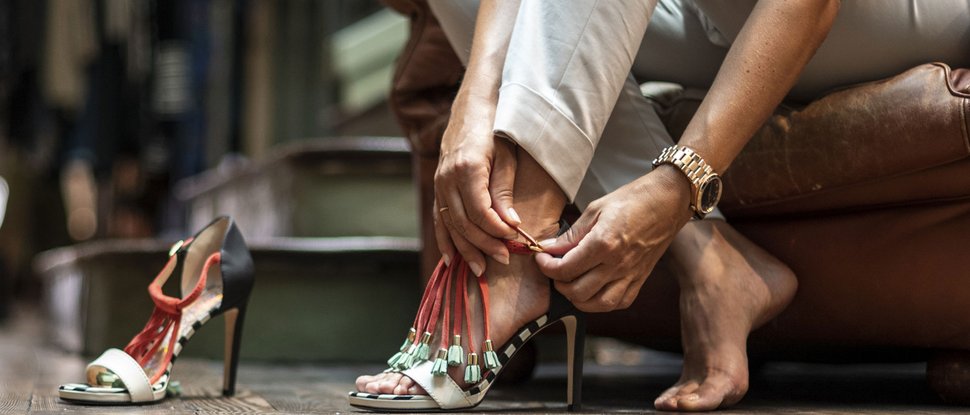 Aktuelle News und Geschichten aus Olang Frau sitzt und schnallt stilvolle High Heels an