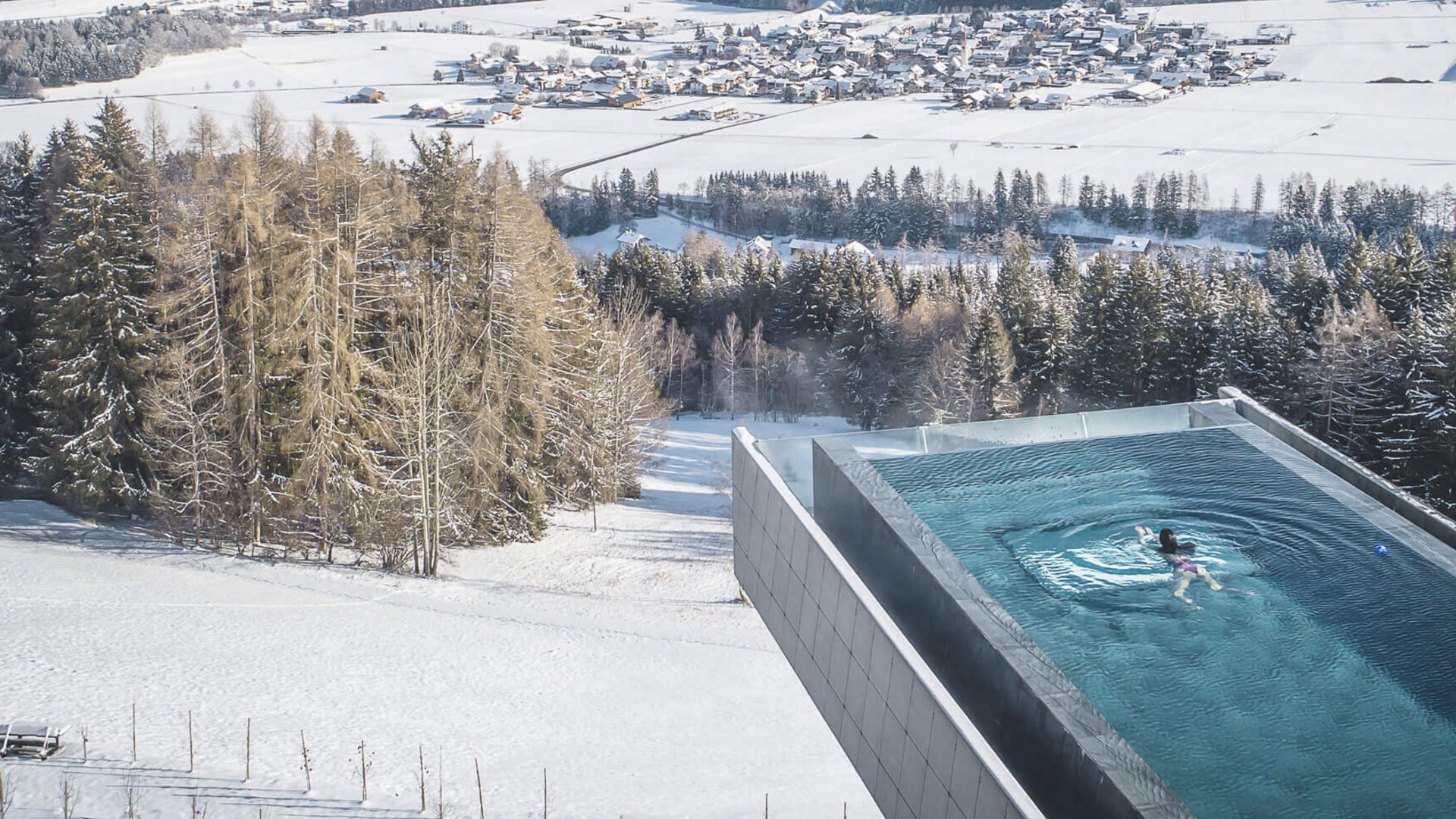 Unser Sky Pool in Südtirol, ein Prachtexemplar Schwimmbad mit Bergblick im Winter mit verschneiter Landschaft