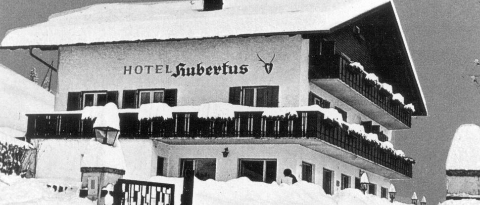 Aktuelle News und Geschichten aus Olang Hotel Hubertus im Winter mit dicker Schneeschicht auf Dach und Umgebung