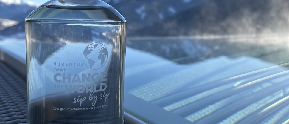 Aktuelle News und Geschichten aus Olang Klare Glasflasche mit Wasser vor Berglandschaft und blauen Himmel