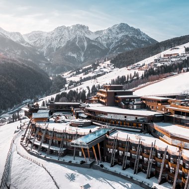 Press & Awards Hotel di lusso in paesaggio montano innevato con piscina esterna riscaldata