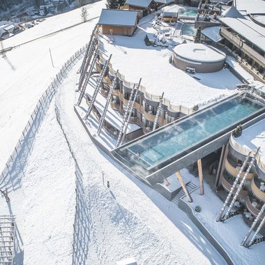 Unser Sky Pool in Südtirol, ein Prachtexemplar Beheizter Außenpool an einem verschneiten Bergresort