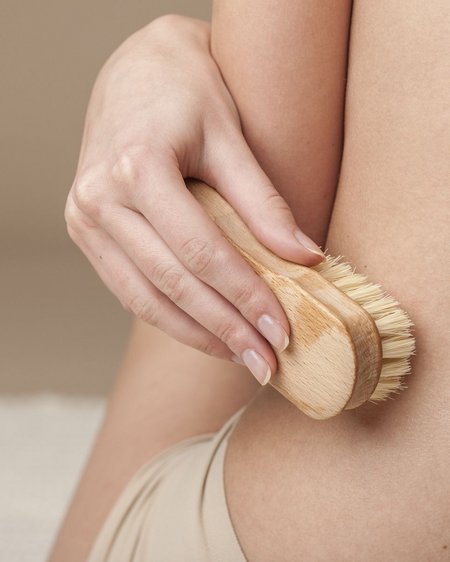 Il nostro attuale catalogo da scaricare Mano con spazzola a secco che esfolia la pelle